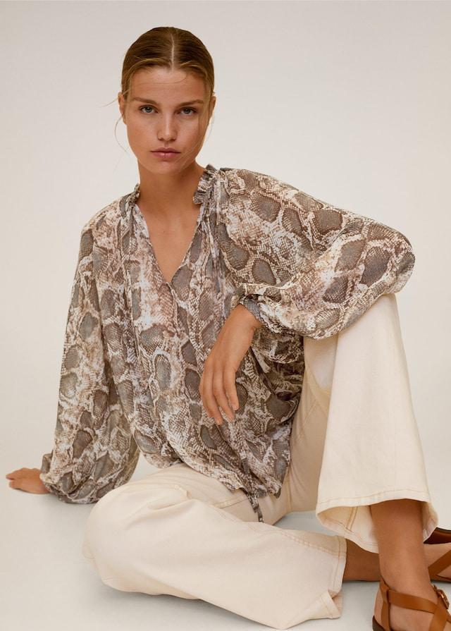 Puffed sleeves blouse
