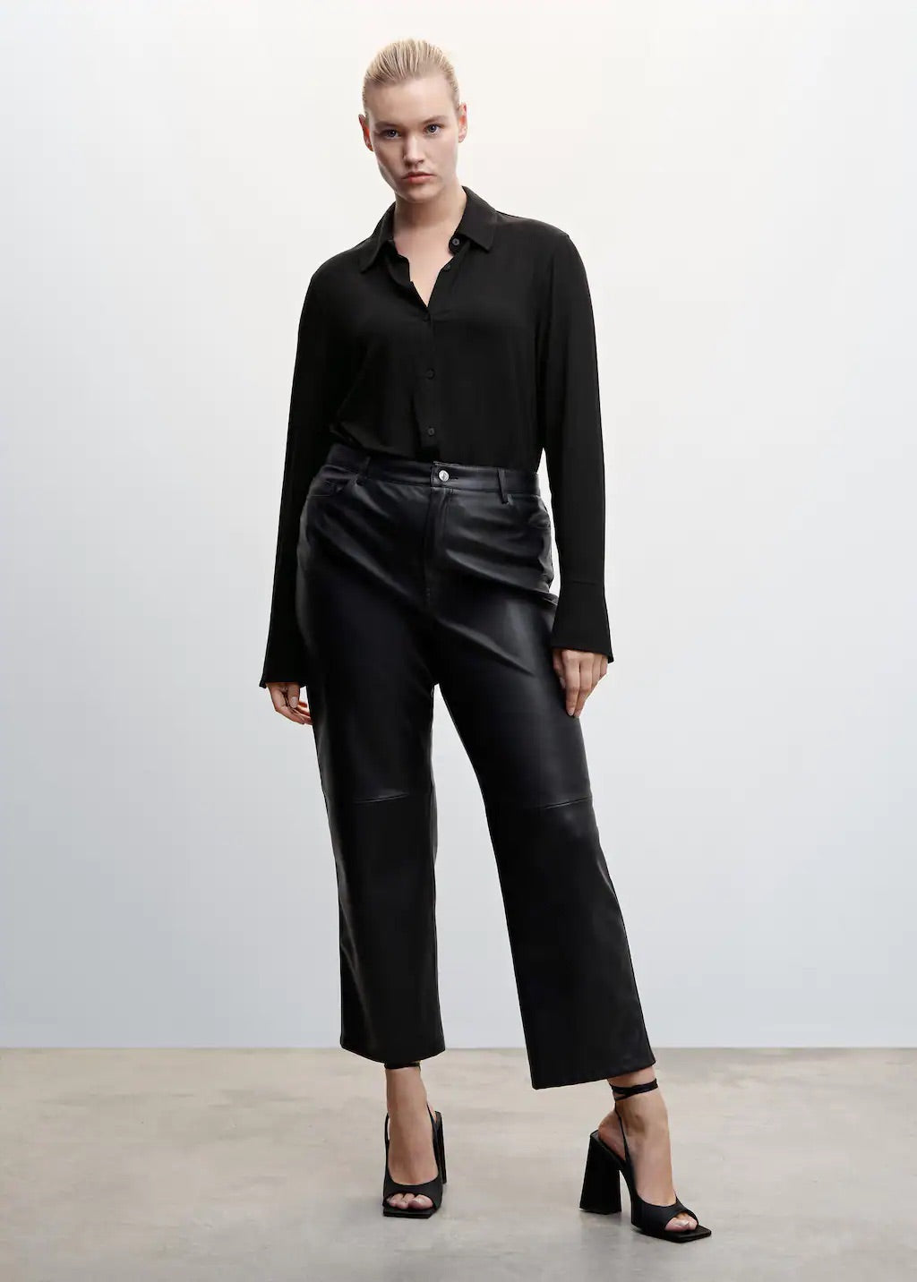 Buttoned flowy shirt