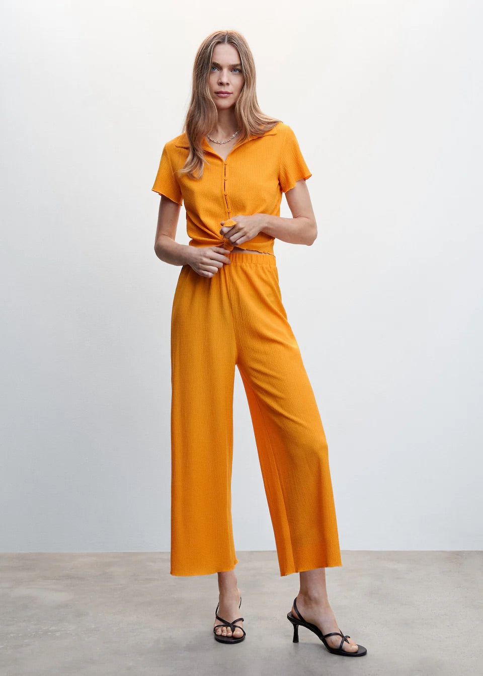 Cropped shirt with knot