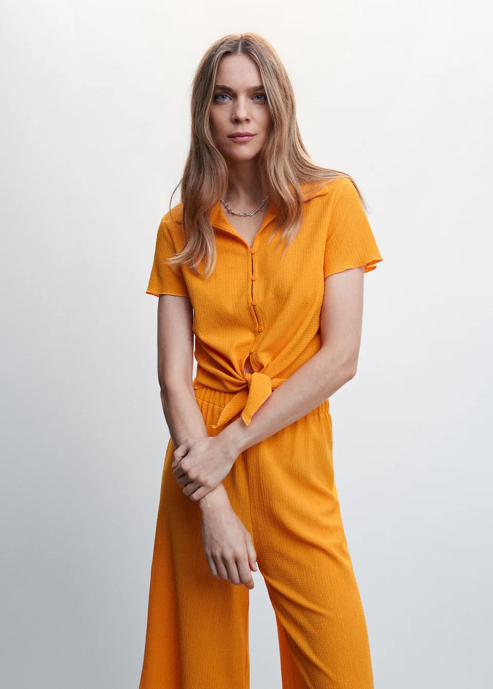 Cropped shirt with knot