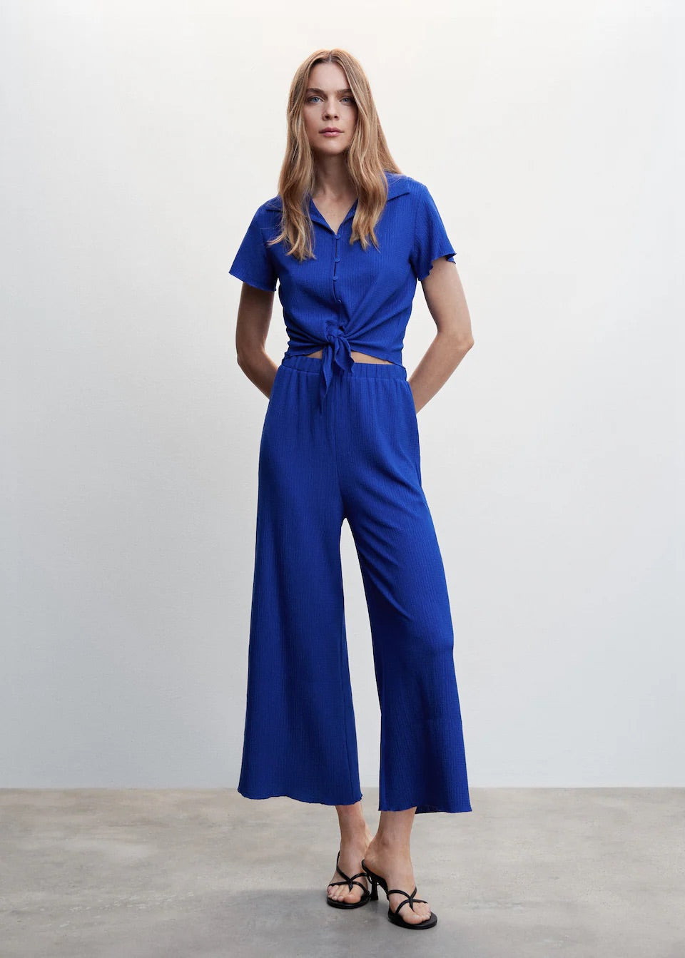 Cropped shirt with knot