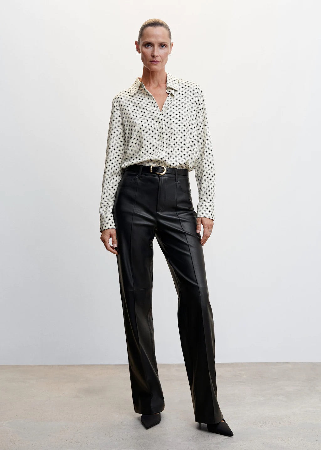 Buttoned flowy shirt