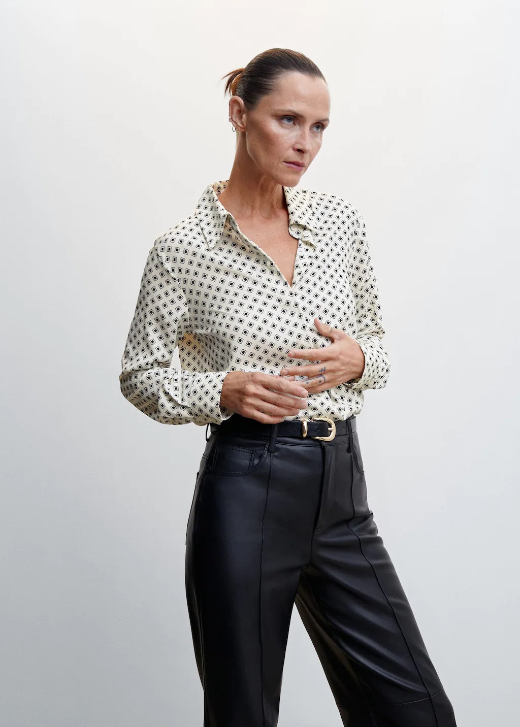 Buttoned flowy shirt