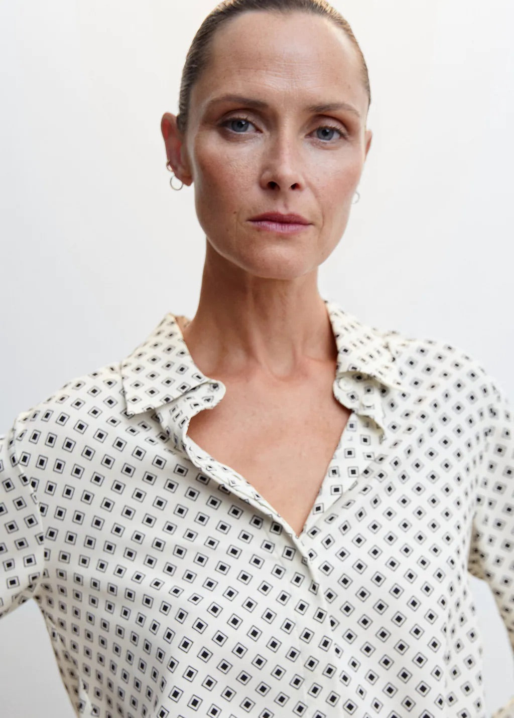 Buttoned flowy shirt