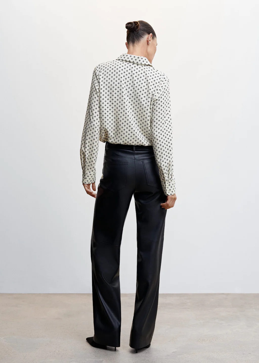 Buttoned flowy shirt