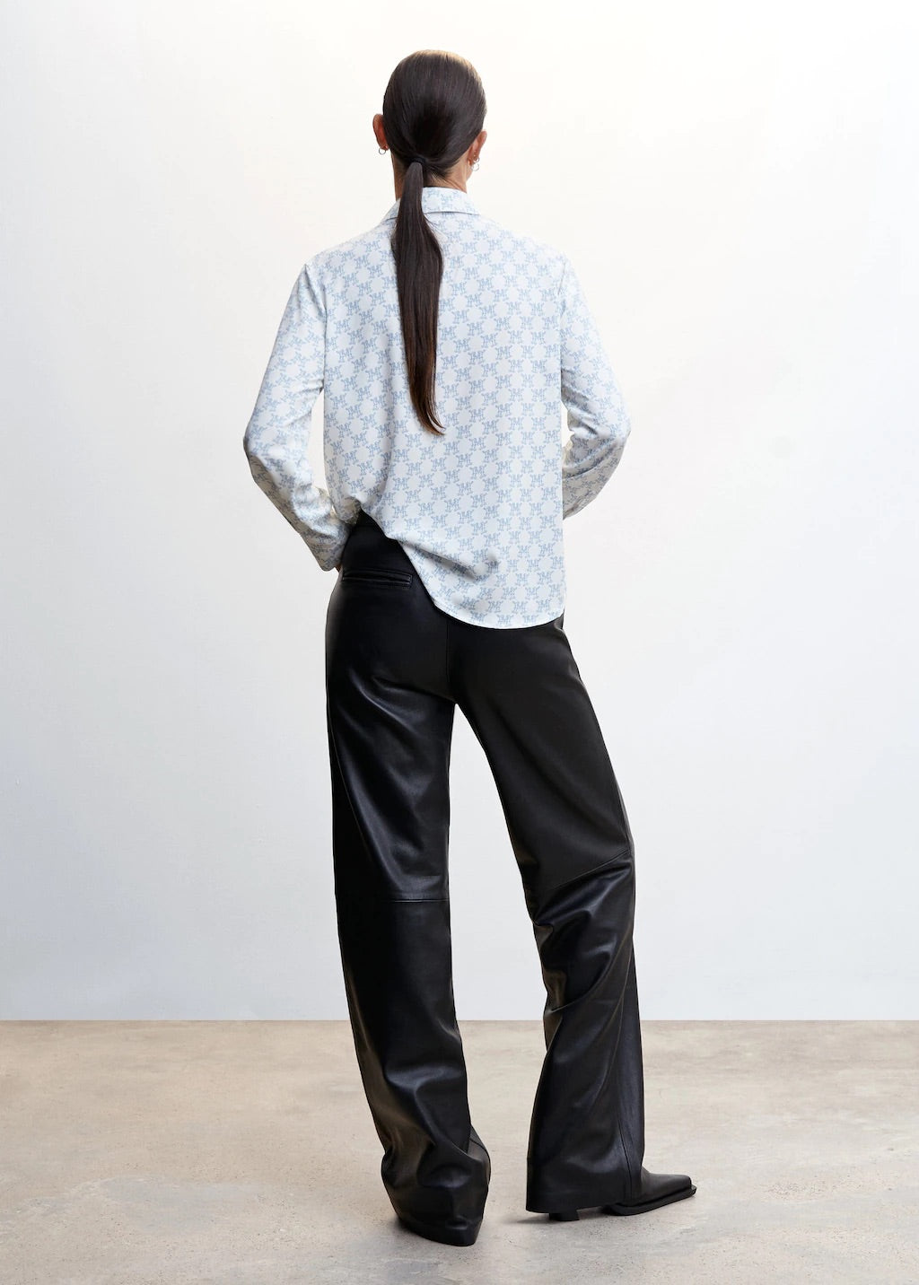 Buttoned flowy shirt