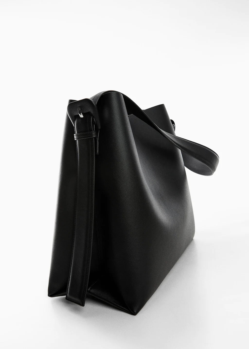 Shopper bag with buckle