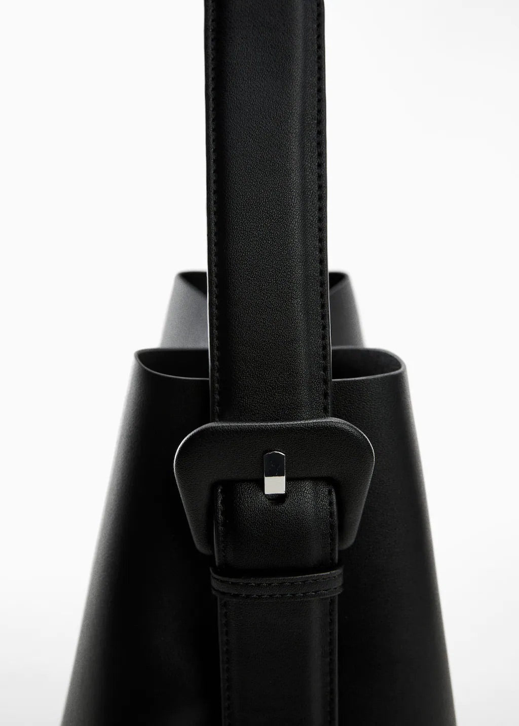 Shopper bag with buckle