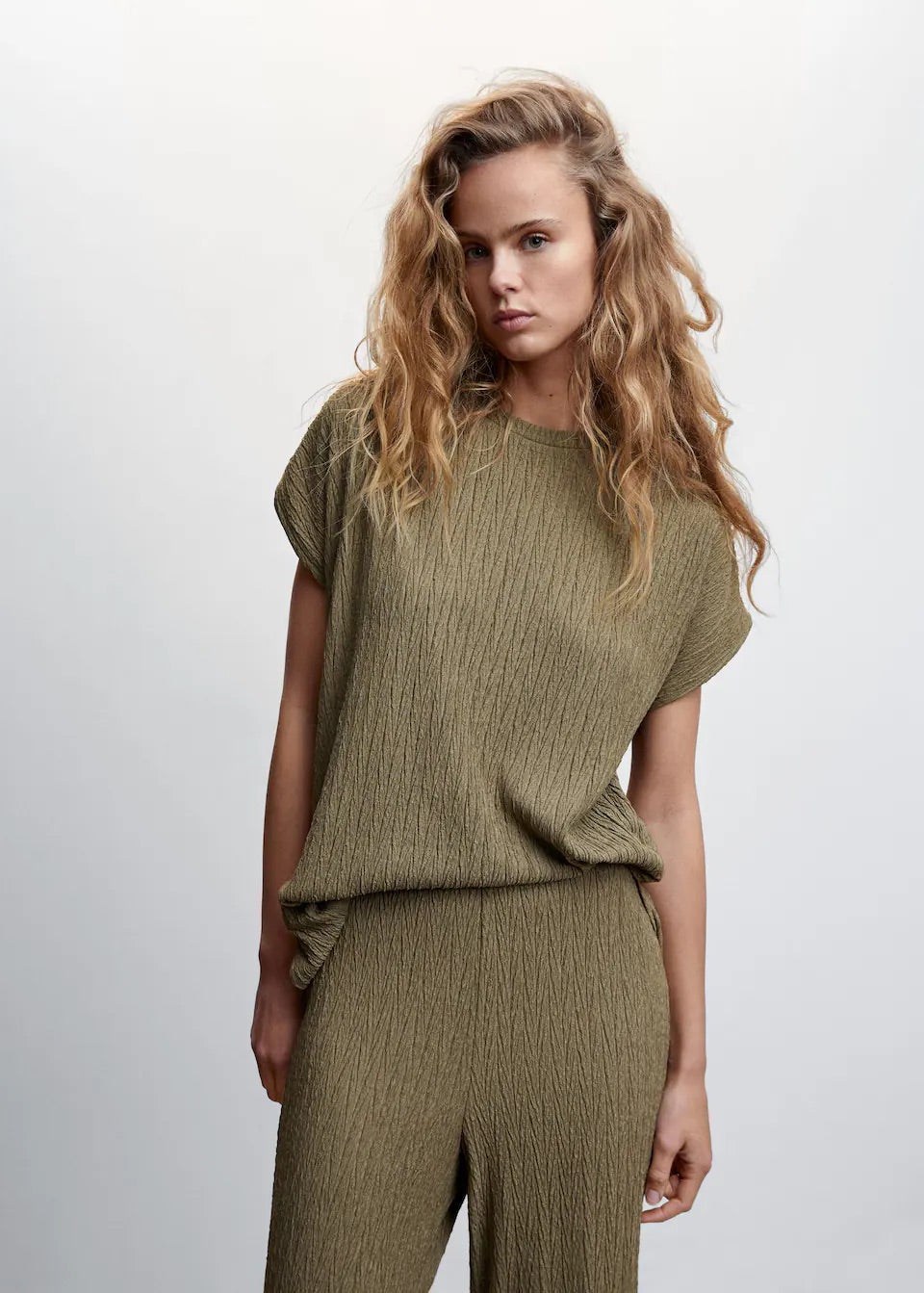 Off-shoulders textured T-shirt