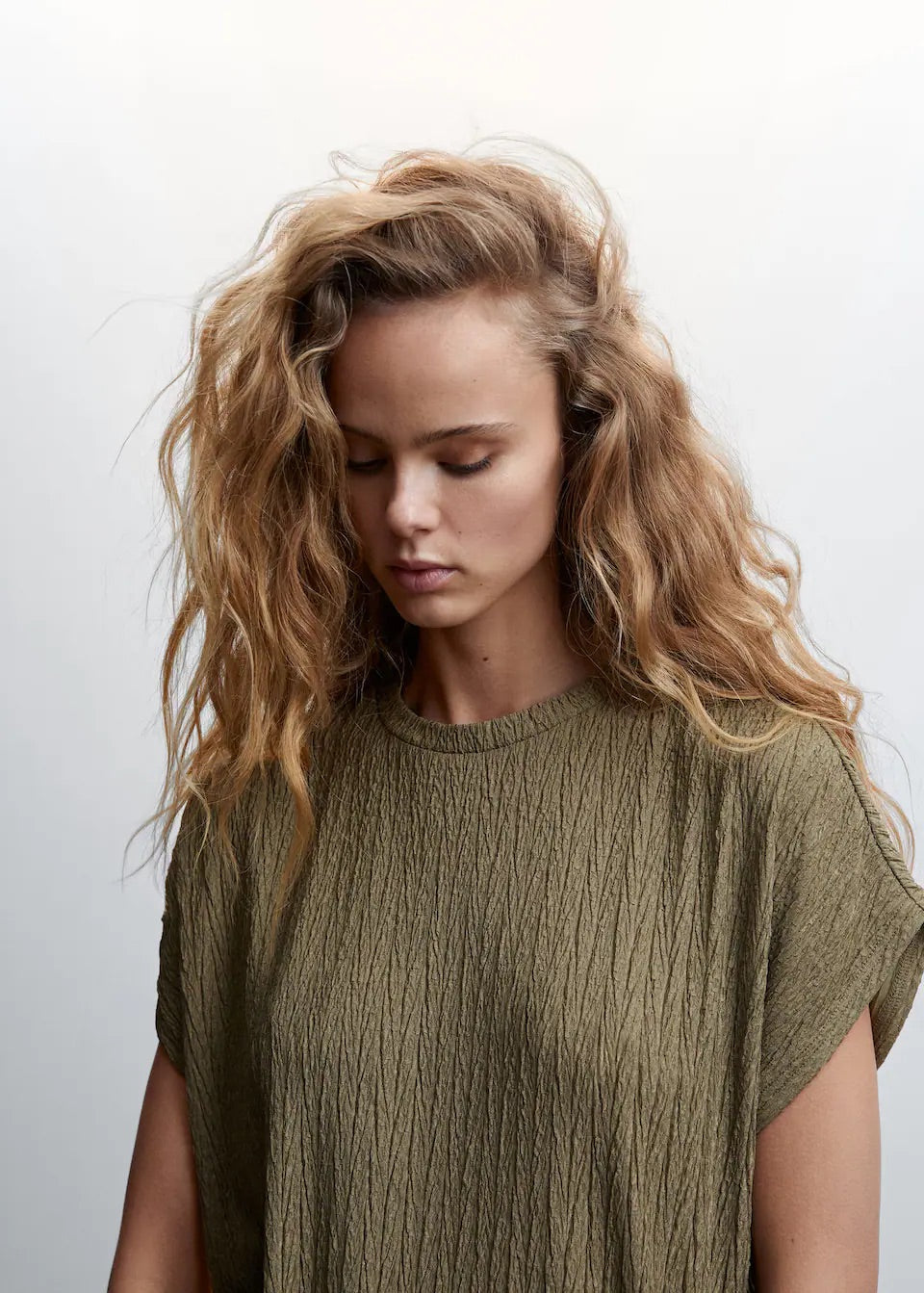 Off-shoulders textured T-shirt