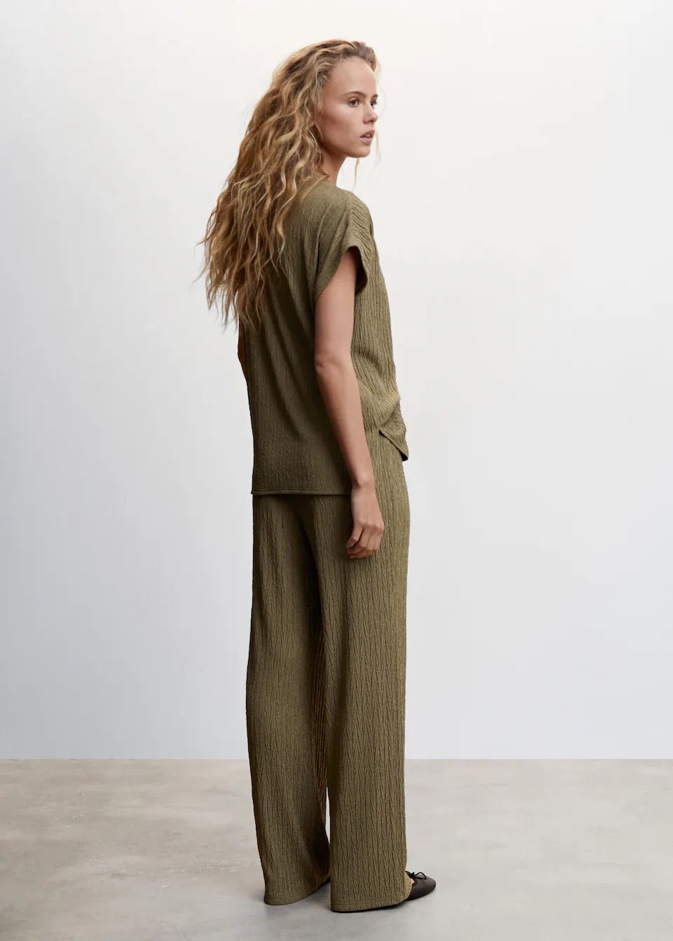 Off-shoulders textured T-shirt