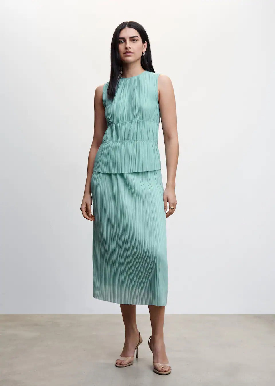 Sleeveless pleated top