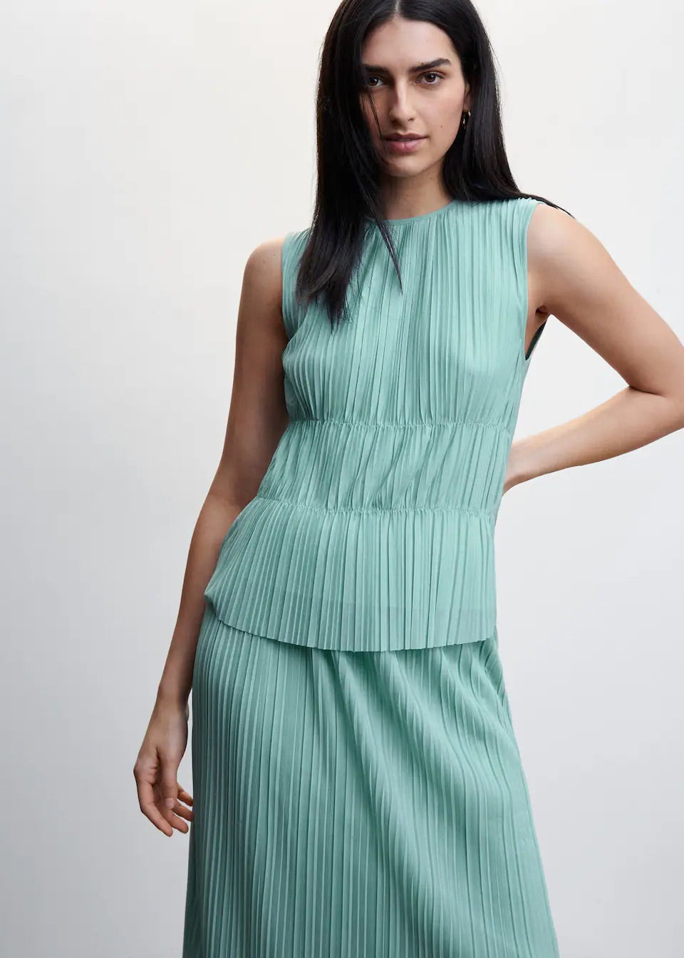 Sleeveless pleated top