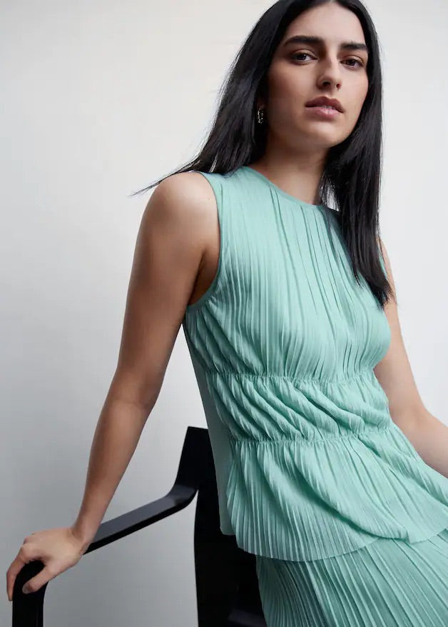 Sleeveless pleated top
