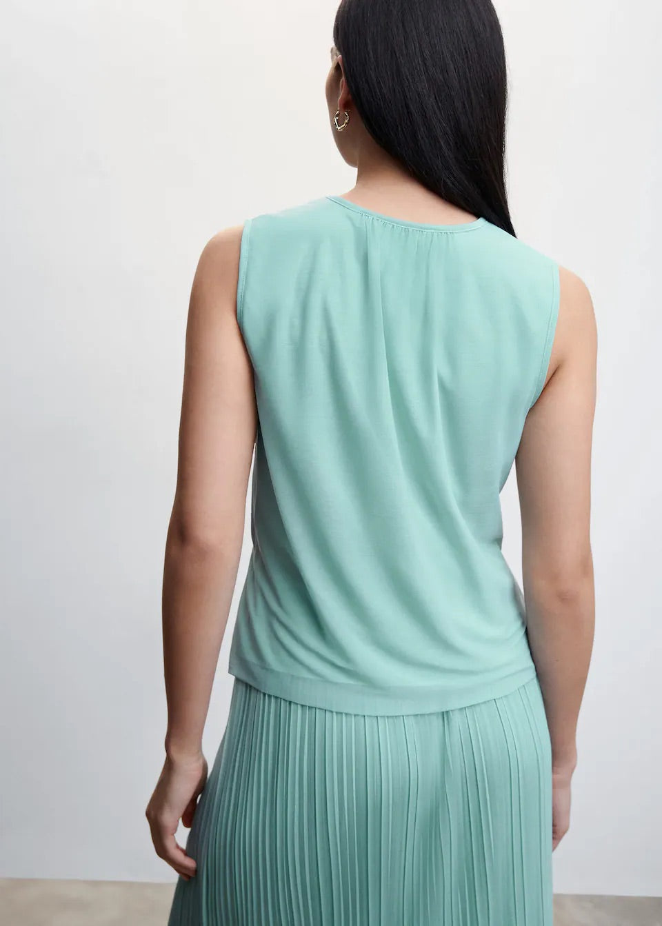 Sleeveless pleated top