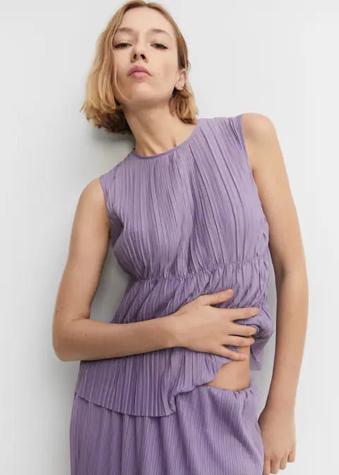 Sleeveless pleated top