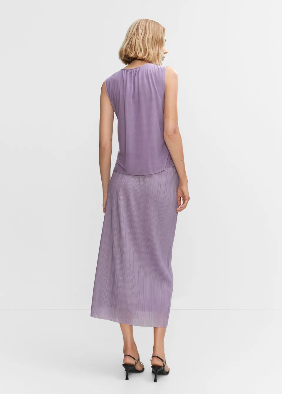 Sleeveless pleated top