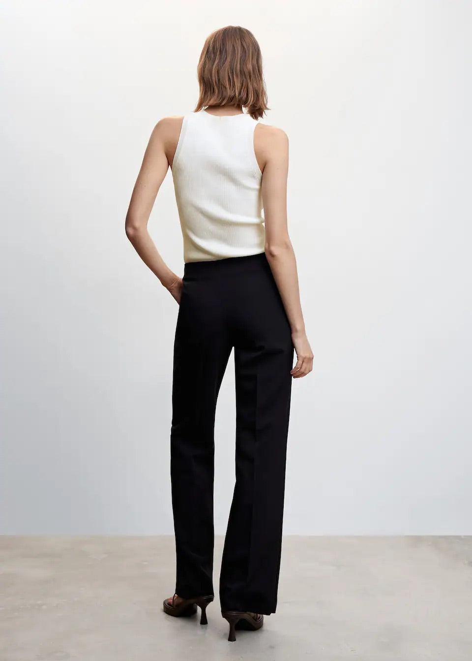Knitted top with wide straps
