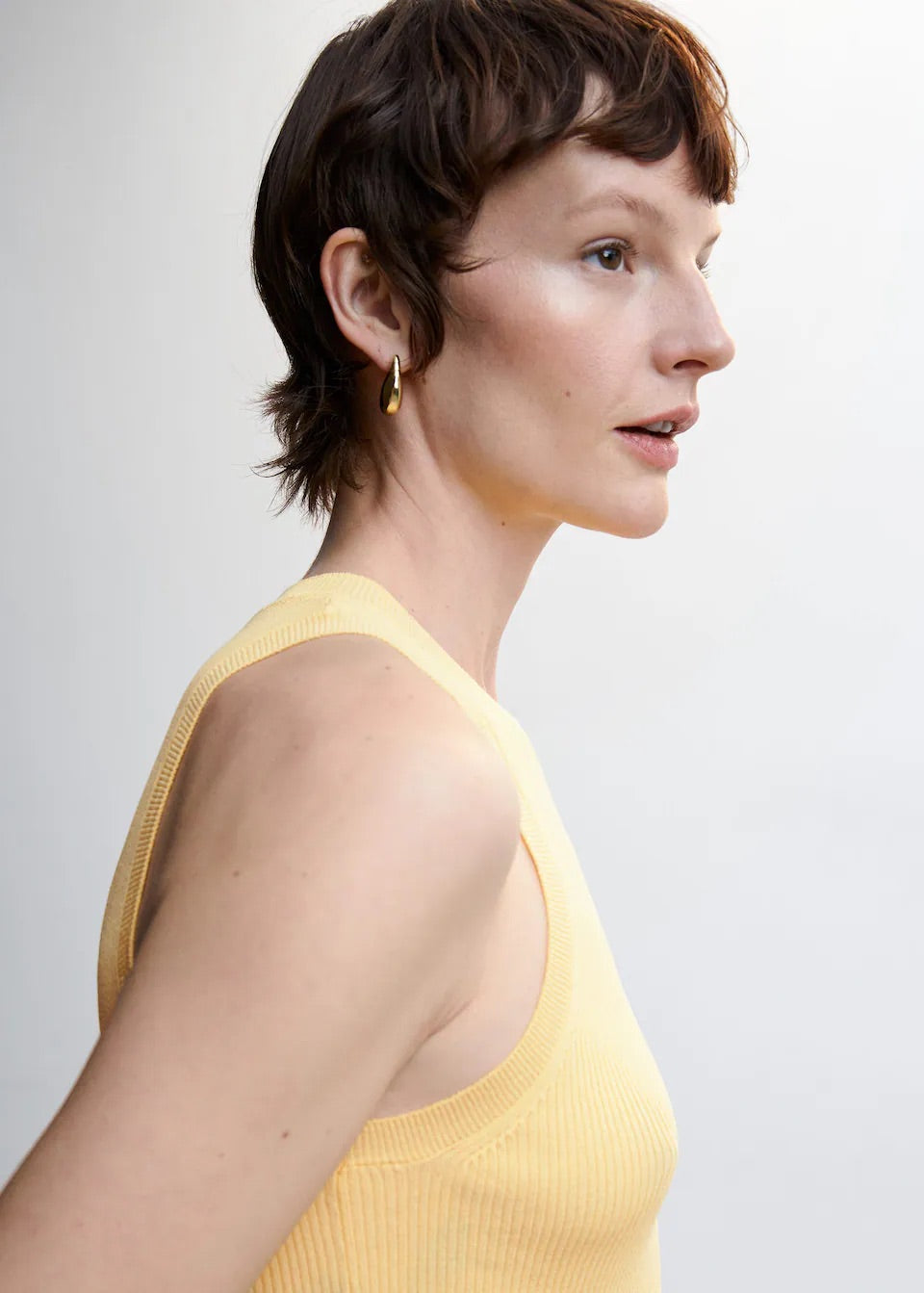 Knitted top with wide straps