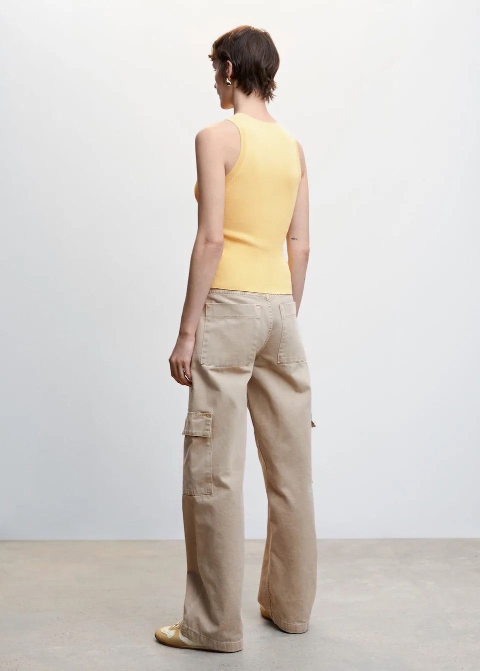 Knitted top with wide straps