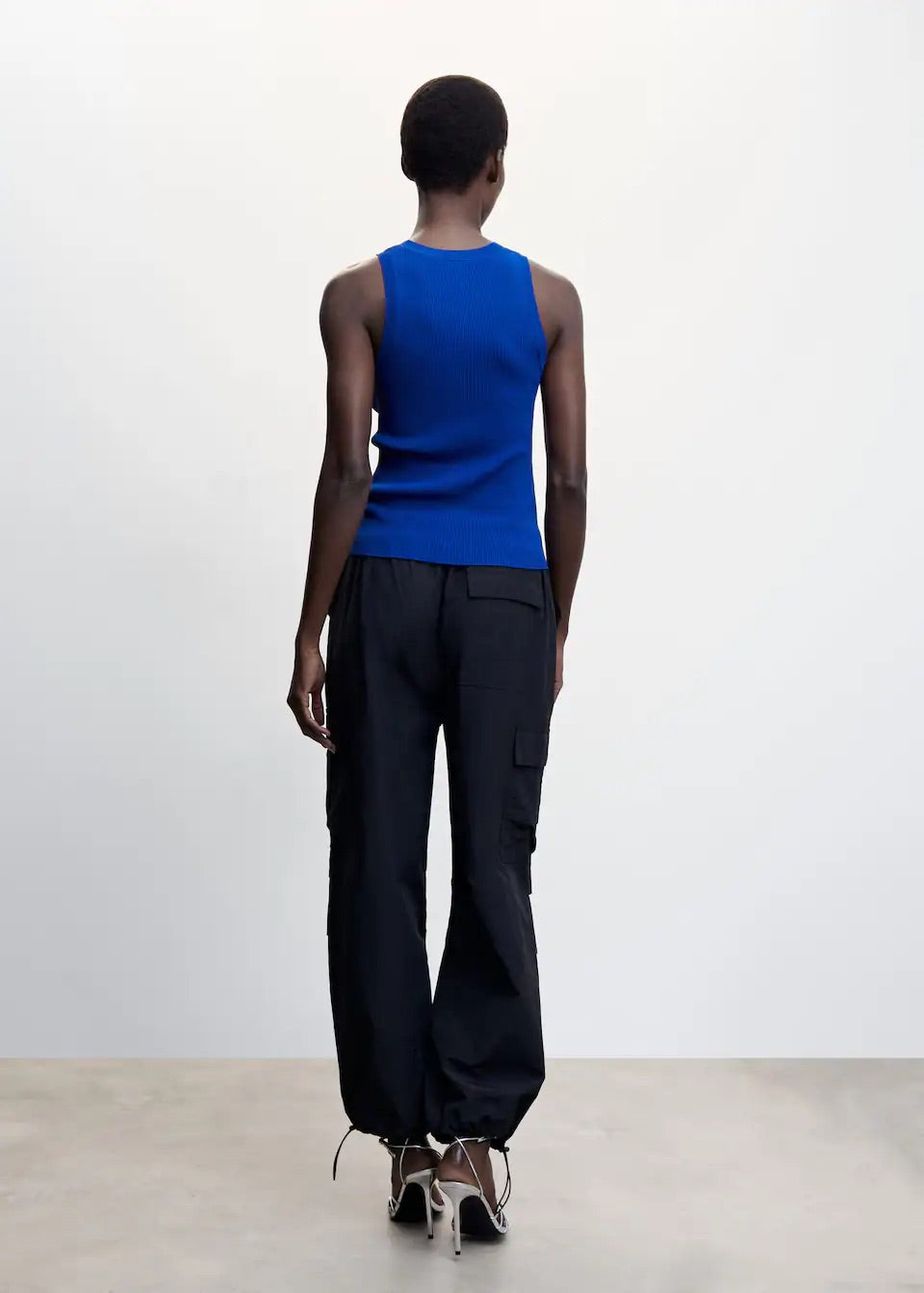 Knitted top with wide straps
