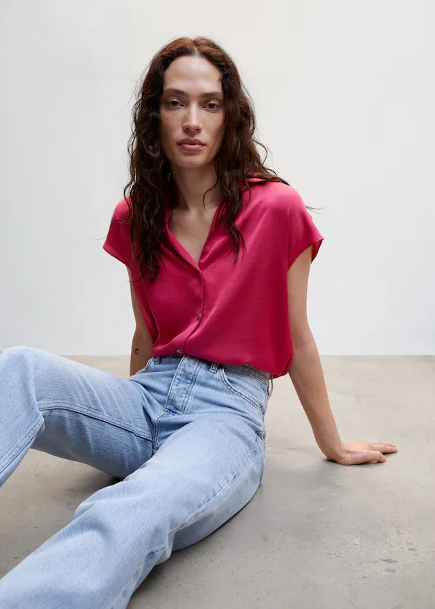 Short-sleeved satin shirt