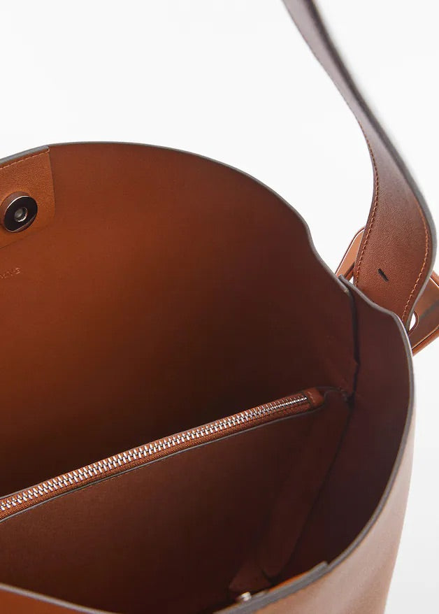 Shopper bag with buckle
