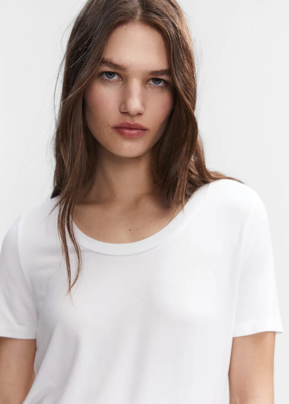 Low neck t-shirt