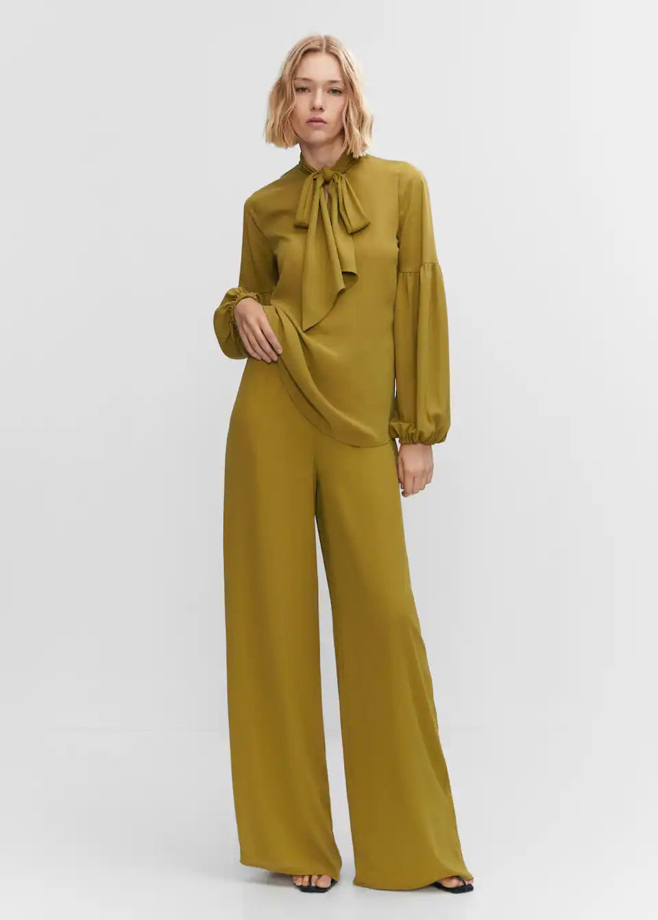 Blouse with puffed sleeves and bow