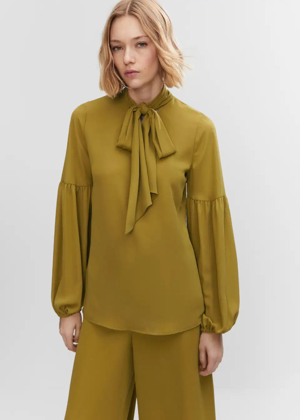 Blouse with puffed sleeves and bow