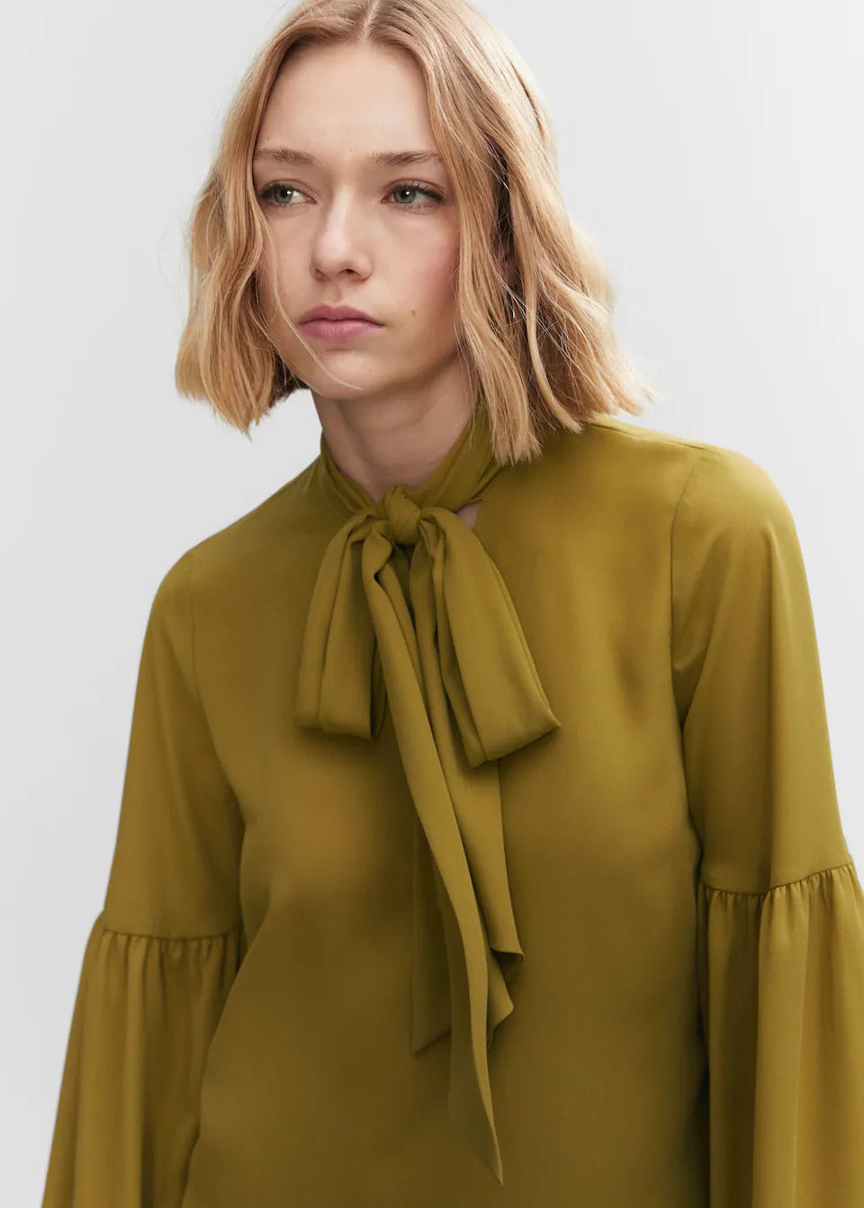 Blouse with puffed sleeves and bow