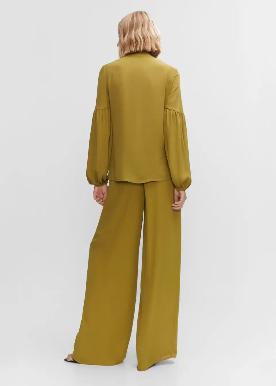 Blouse with puffed sleeves and bow