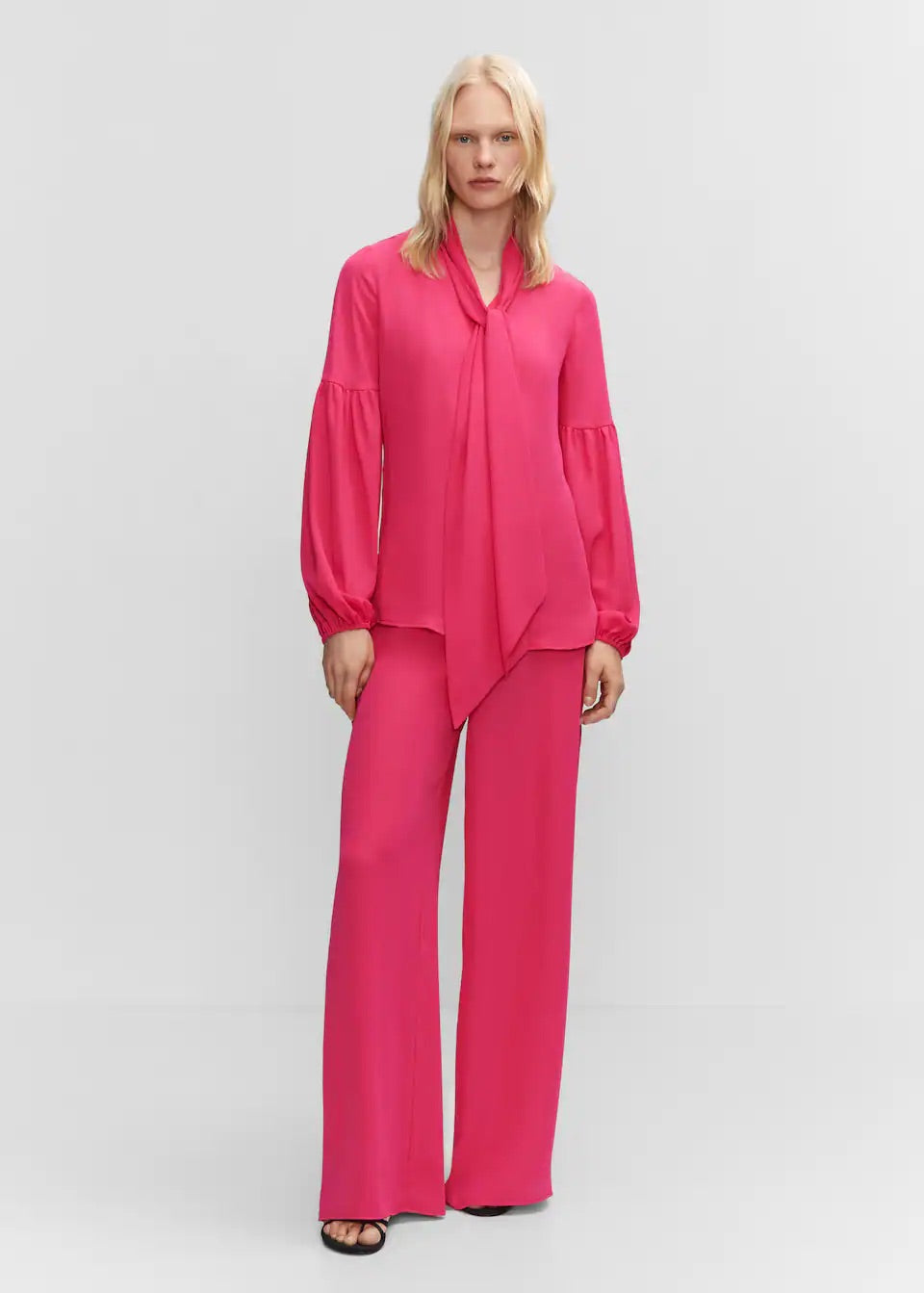 Blouse with puffed sleeves and bow