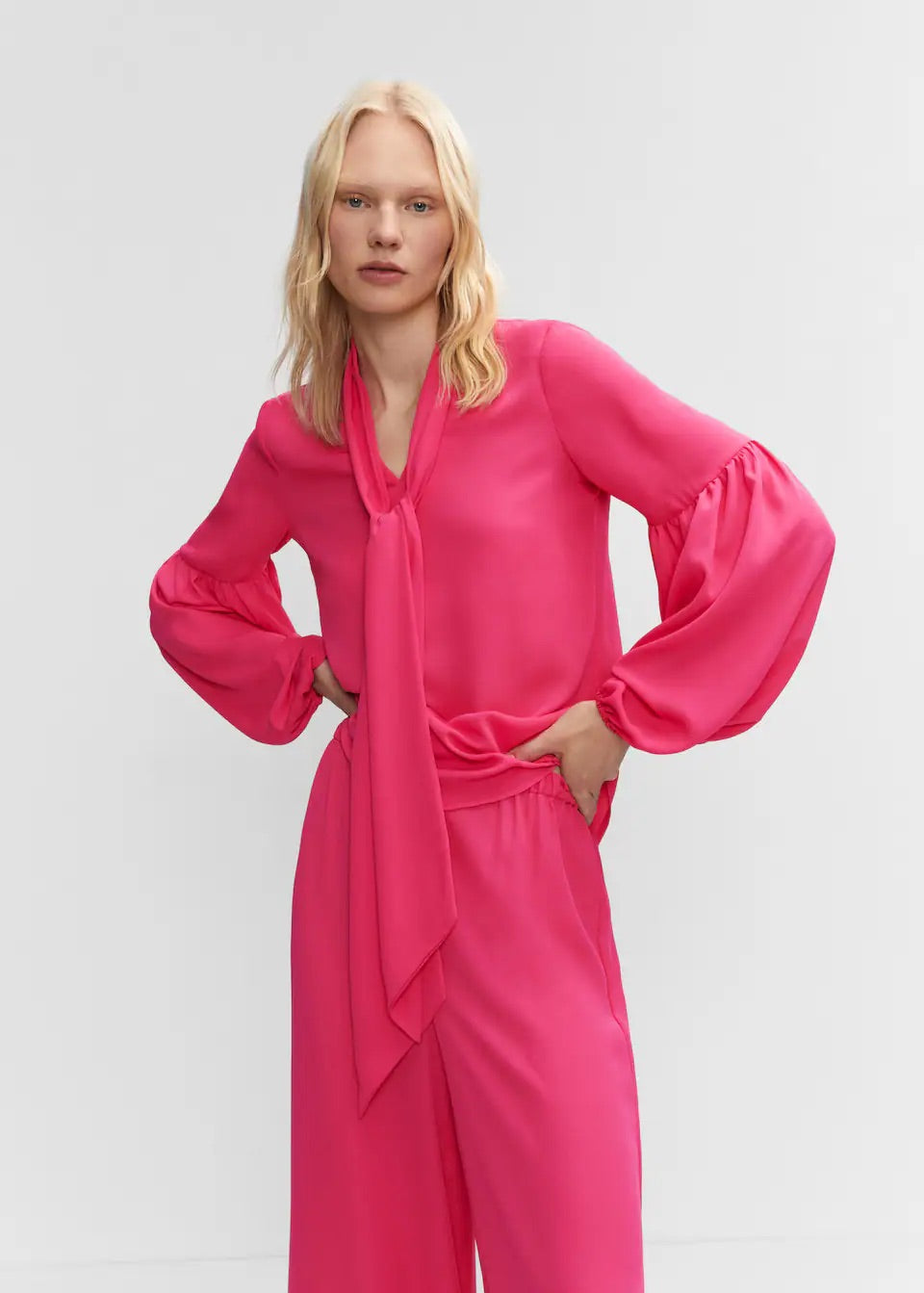 Blouse with puffed sleeves and bow