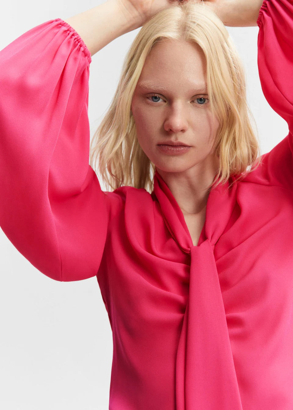 Blouse with puffed sleeves and bow