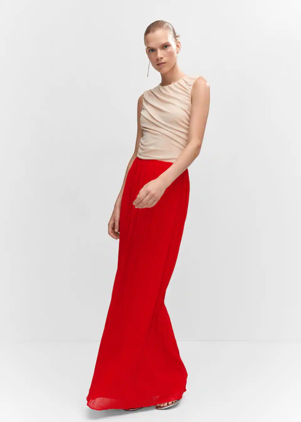 Pleated long skirt
