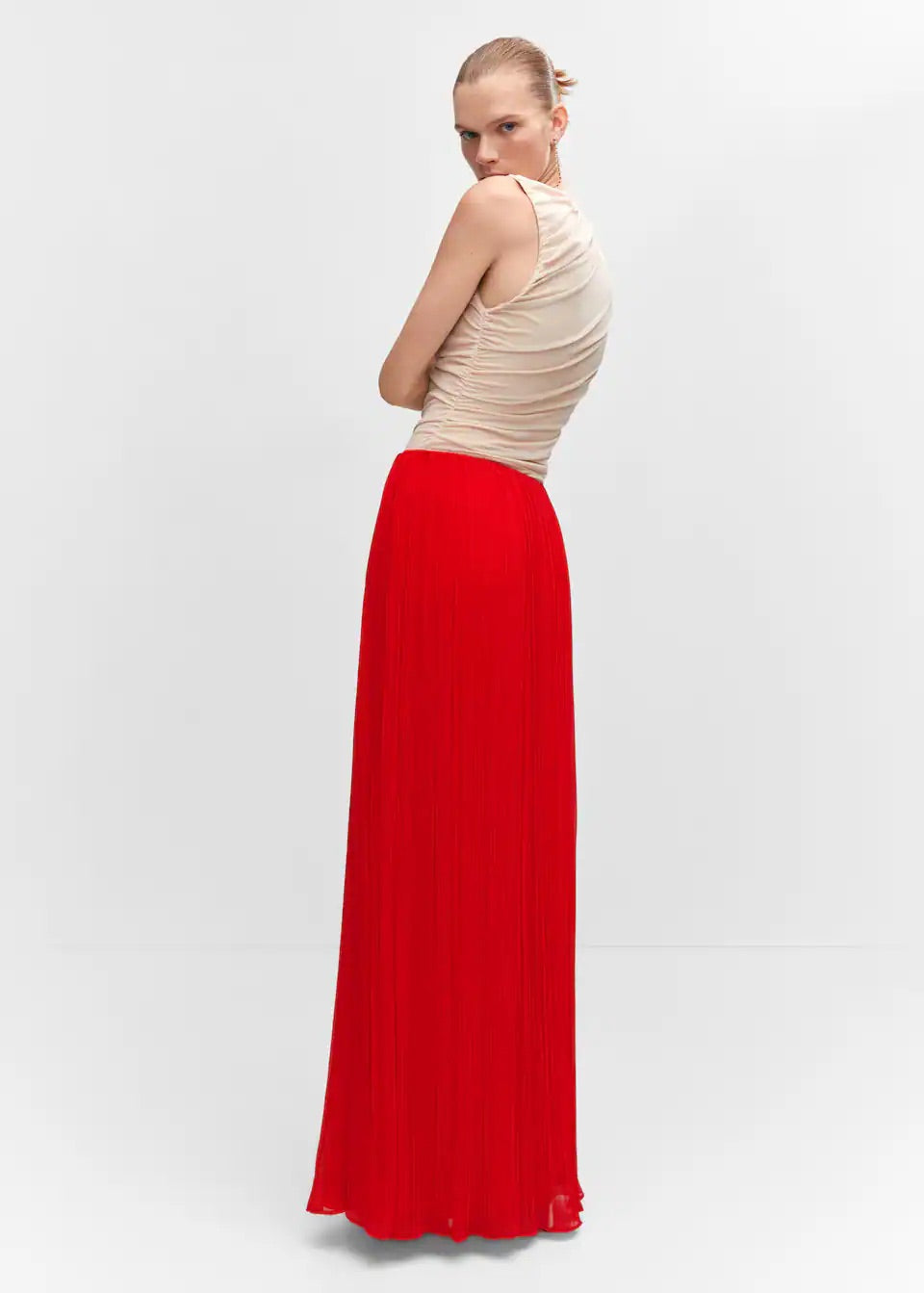 Pleated long skirt