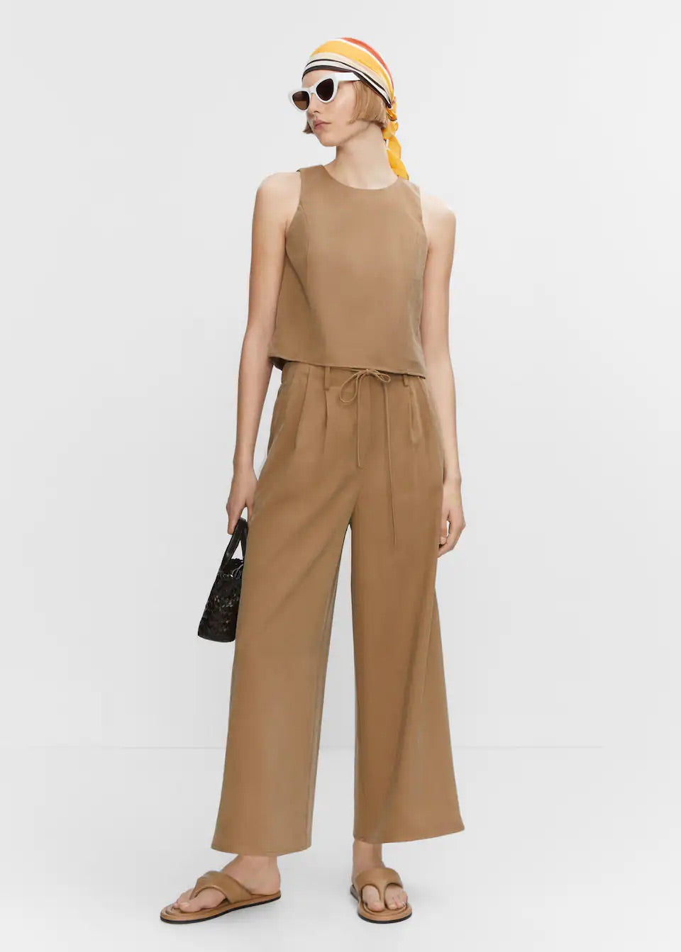 Crop top with wide straps