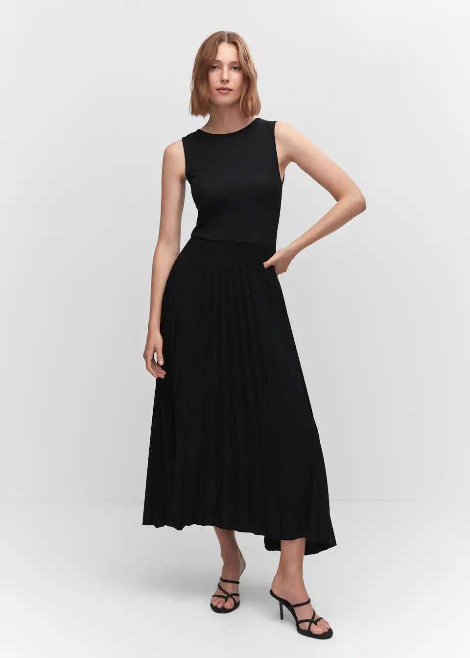 Ribbed dress with pleated skirt
