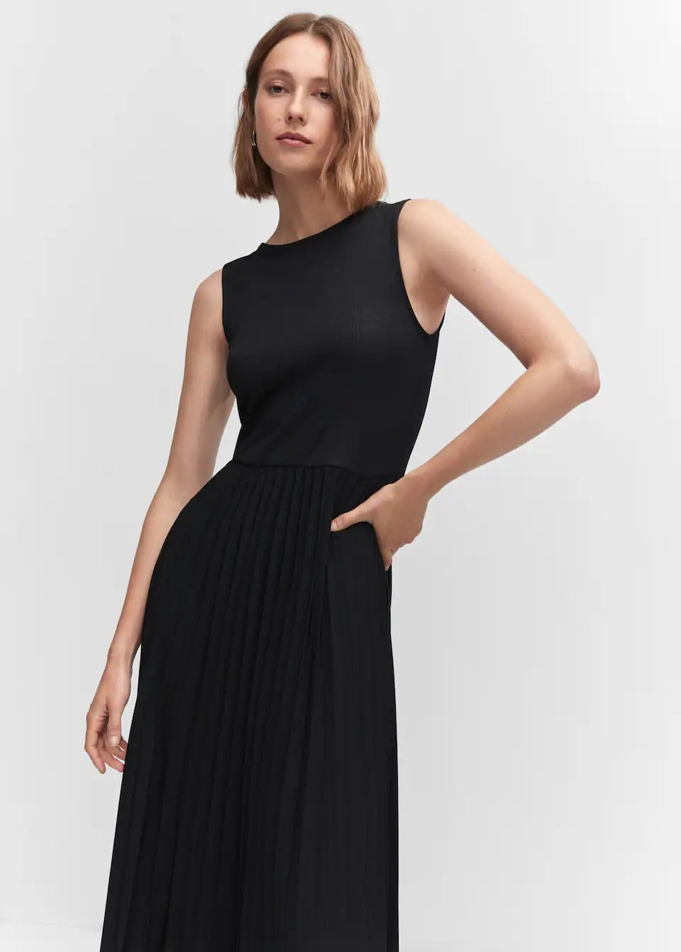 Ribbed dress with pleated skirt