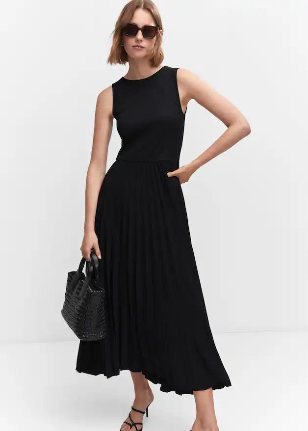 Ribbed dress with pleated skirt