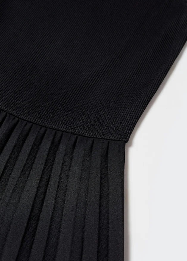 Ribbed dress with pleated skirt