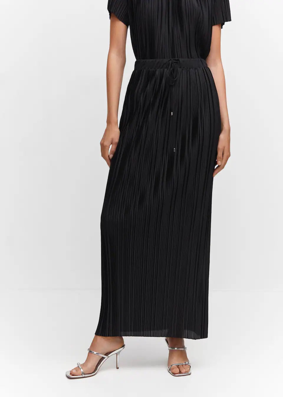 Pleated long skirt