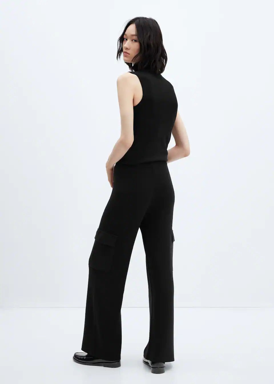 Knitted trousers with cargo pockets