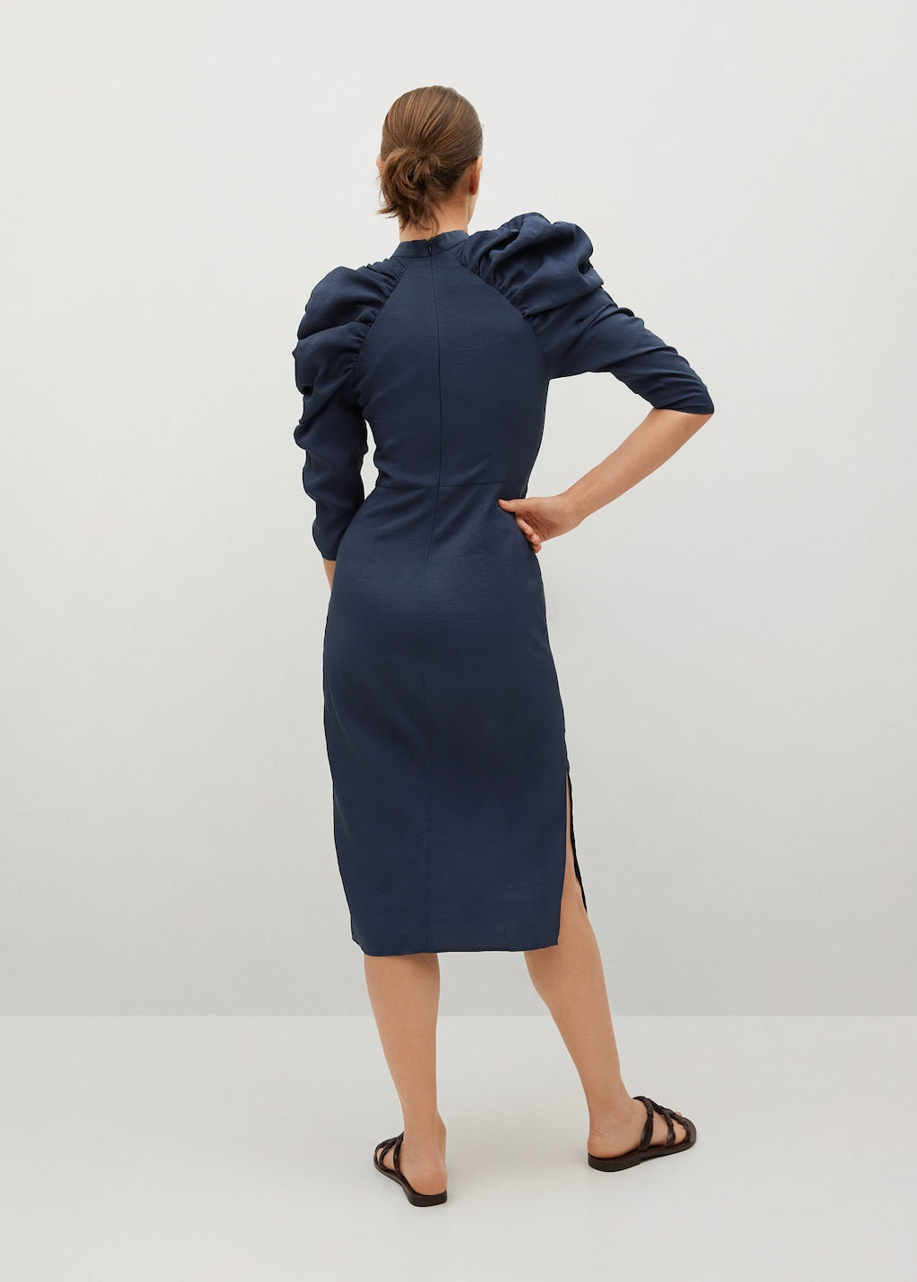 Puffed sleeves dress