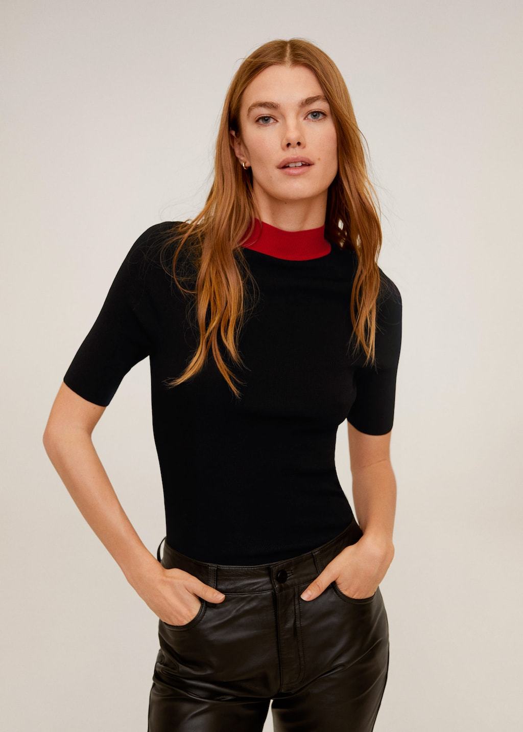 Contrasting neck knit t-shirt