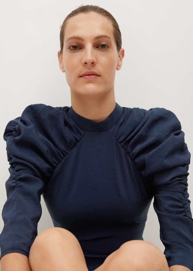 Puffed sleeves dress