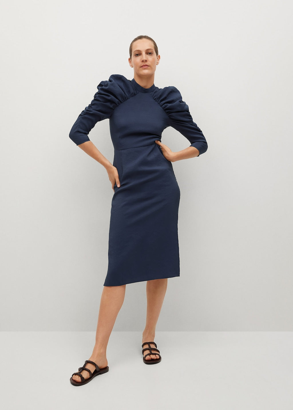 Puffed sleeves dress